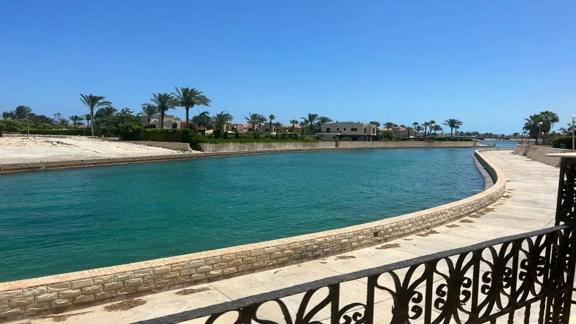 فيلا فاخرة مع مسبح خاص وإطلالة على البحيرات