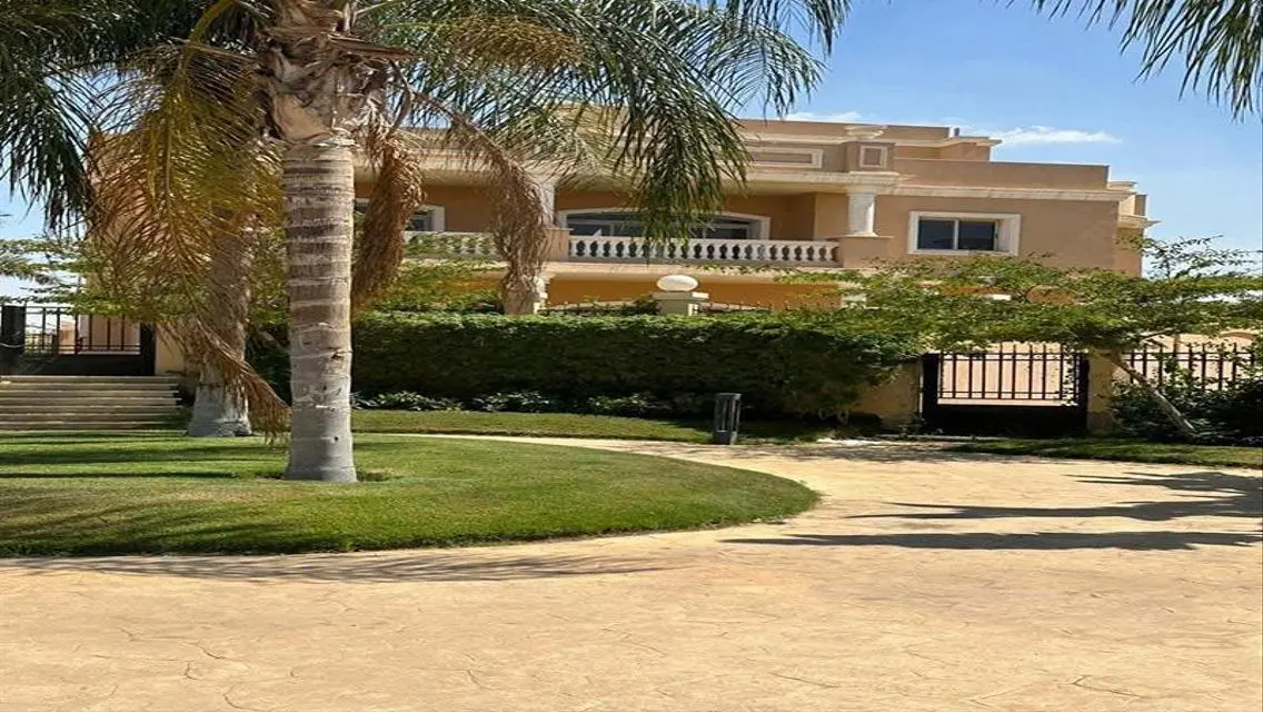فيلا فاخرة للبيع بمساحة واسعة وإطلالة رائعة