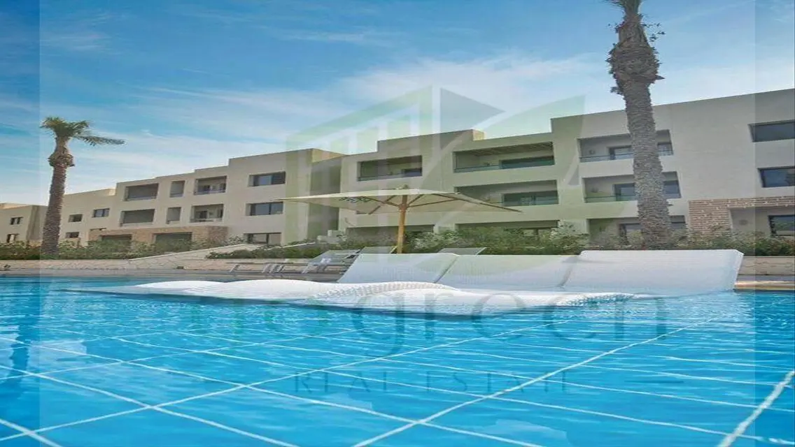 Luxury Apartment Overlooking Lakes in Prime Location