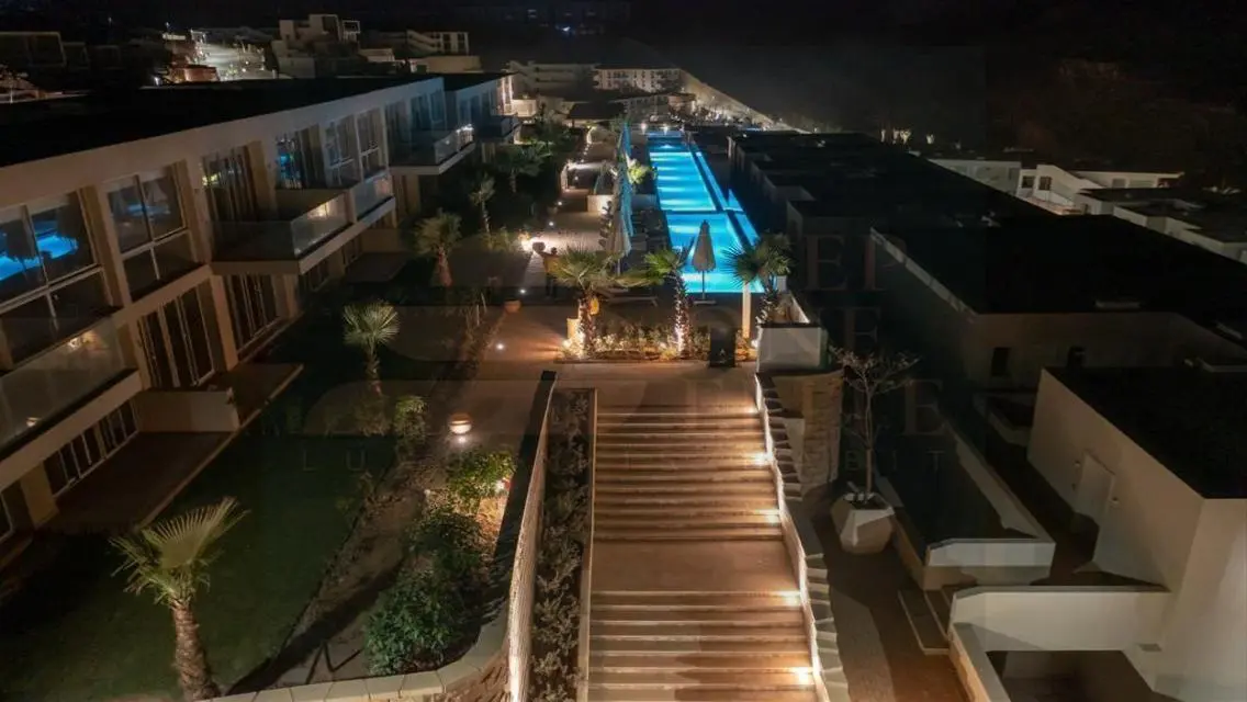 وحدة سكنية مطلة على البحر للبيع