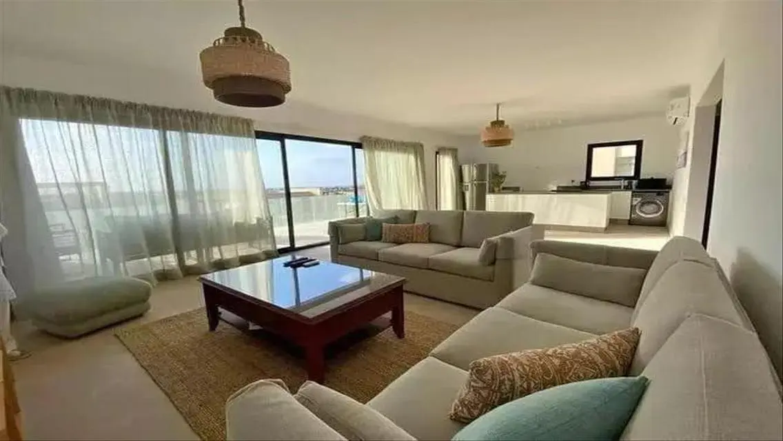 Luxurious Apartment Overlooking the Lake