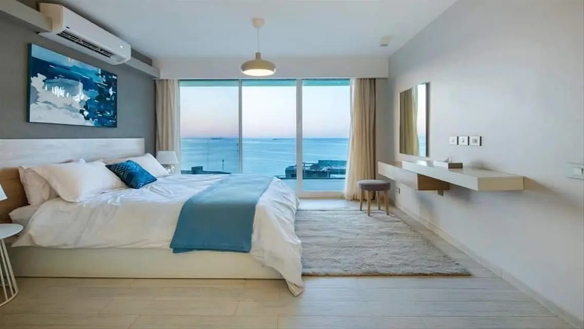 Luxurious Apartment Overlooking the Lake