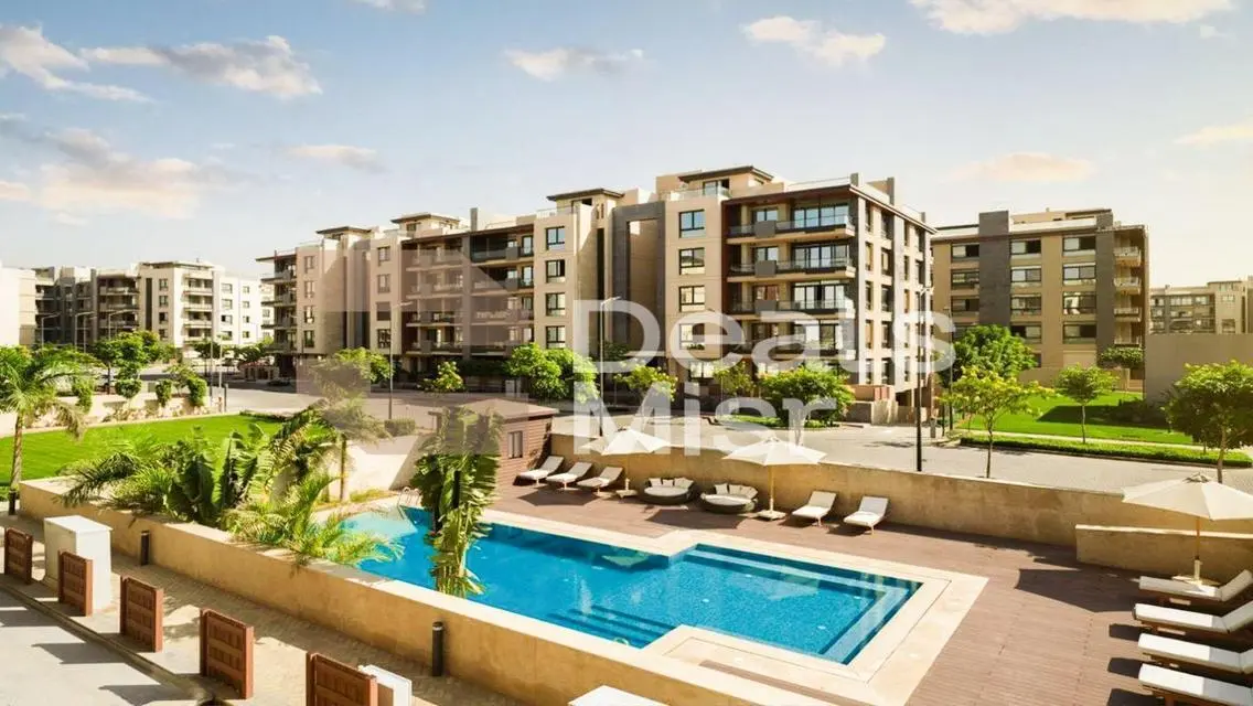 Luxurious Apartment Overlooking Lakes and a Landmark