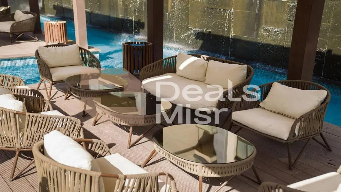 Luxurious Apartment Overlooking Lakes and a Landmark
