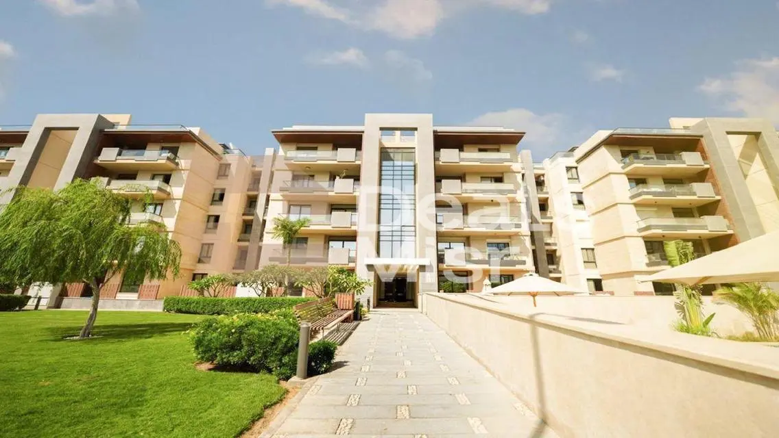 Luxurious Apartment Overlooking Lakes and a Landmark