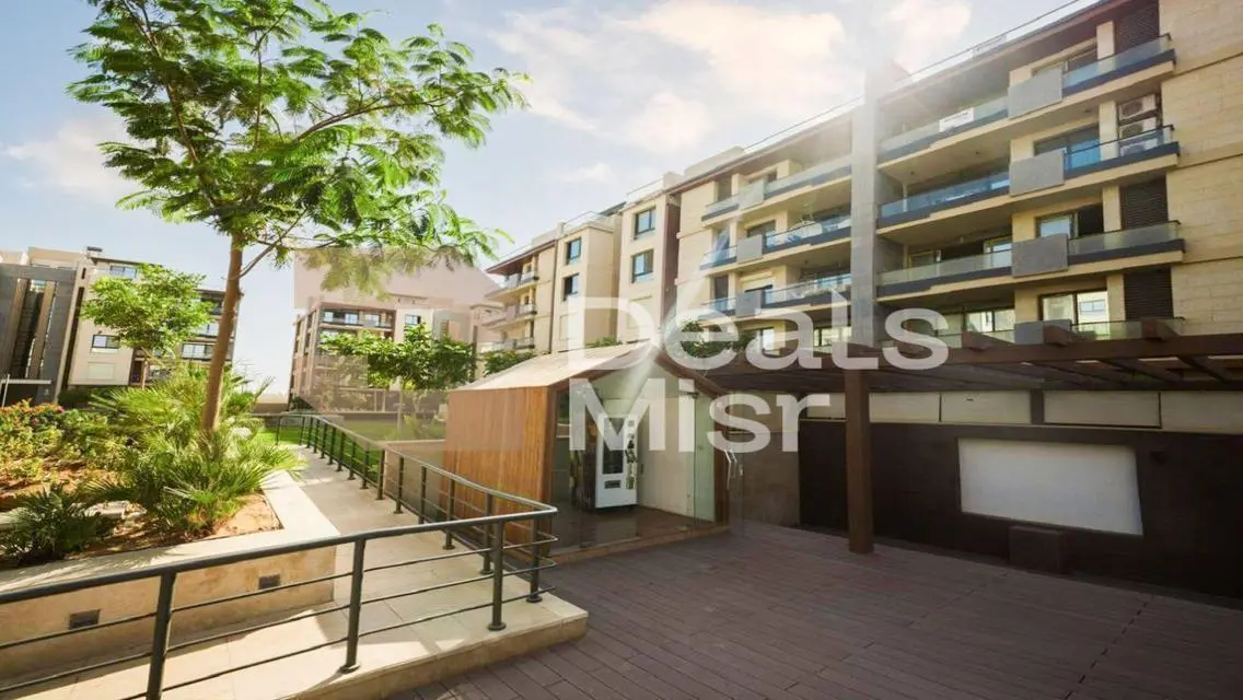 Luxurious Apartment Overlooking Lakes and a Landmark