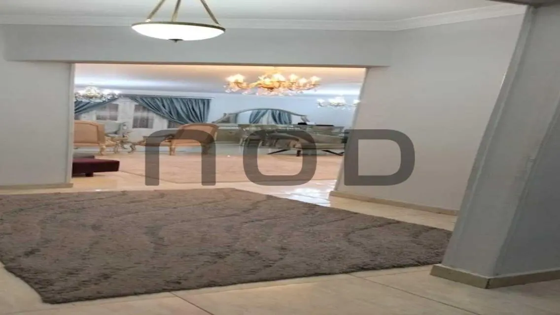 Luxury Apartment in Downtown with Balcony and Covered Parking