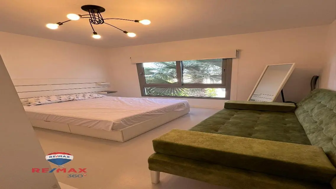 Luxury Apartment with Spacious Living and Lake View