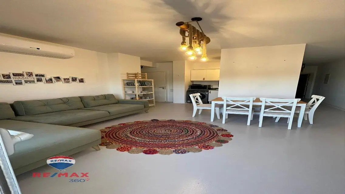 Luxury Apartment with Spacious Living and Lake View