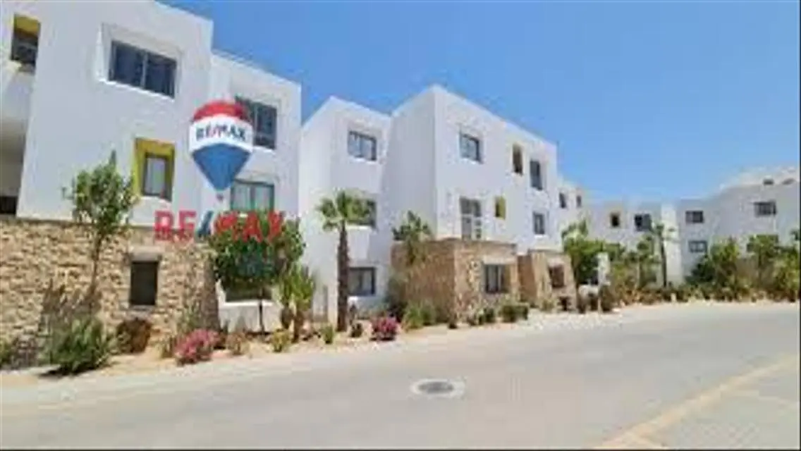 Luxury Apartment with Spacious Living and Lake View
