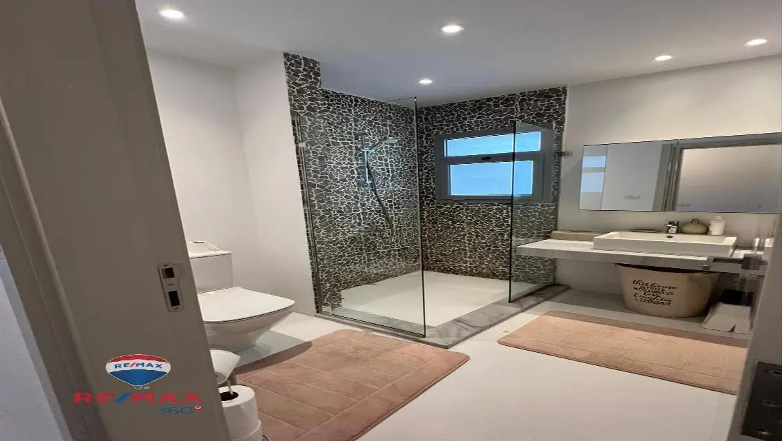Luxury Apartment with Spacious Living and Lake View