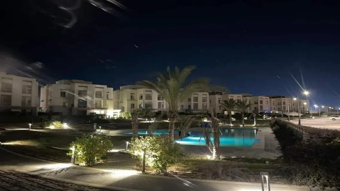Luxury Apartment Overlooking Lake with Exceptional Amenities