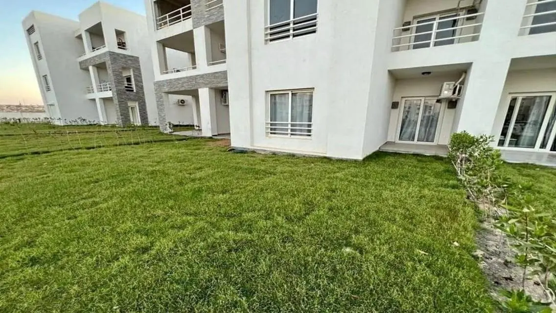 Luxury Apartment Overlooking Lake with Exceptional Amenities