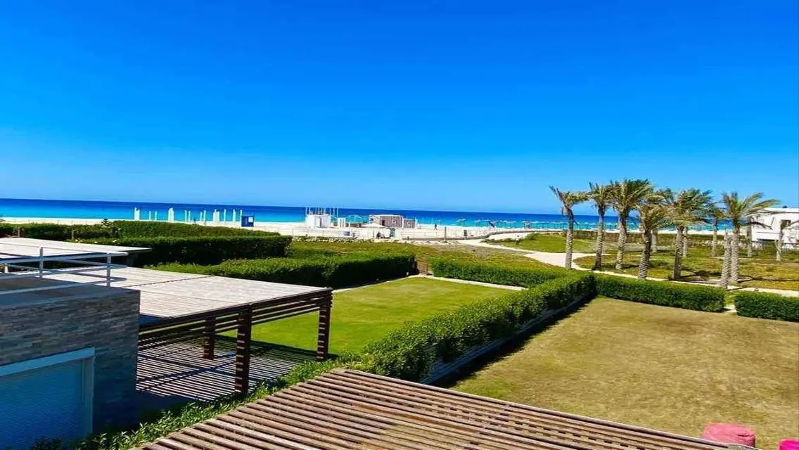 Luxury Apartment Overlooking Lake with Exceptional Amenities