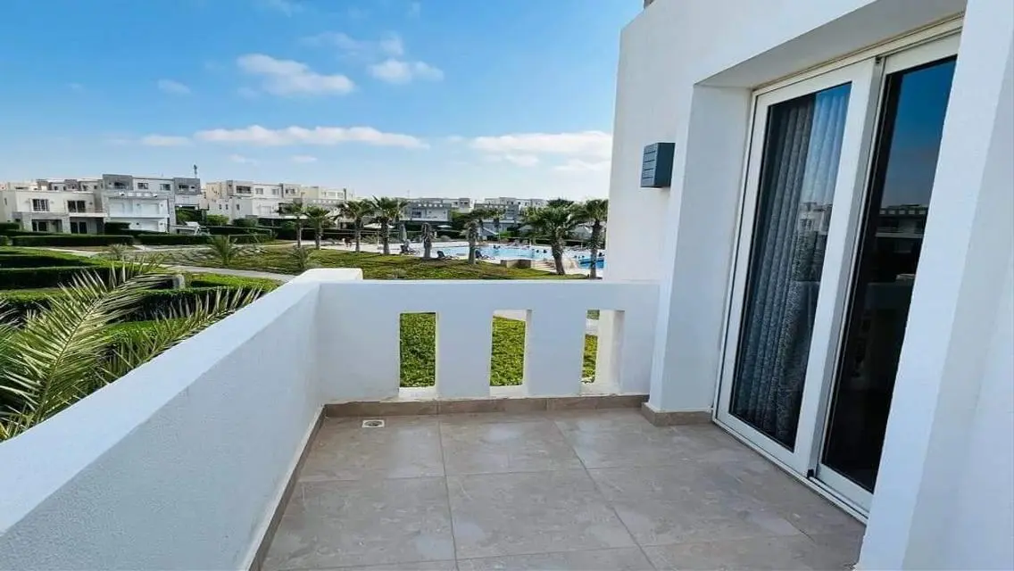 Luxury Apartment Overlooking Lake with Exceptional Amenities