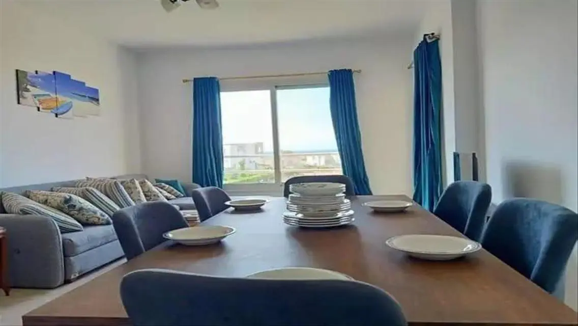 Luxury Apartment Overlooking Lake with Exceptional Amenities