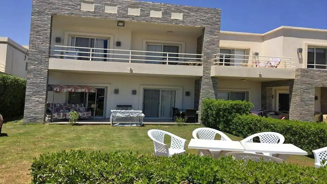 Luxury Apartment Overlooking Lake with Exceptional Amenities