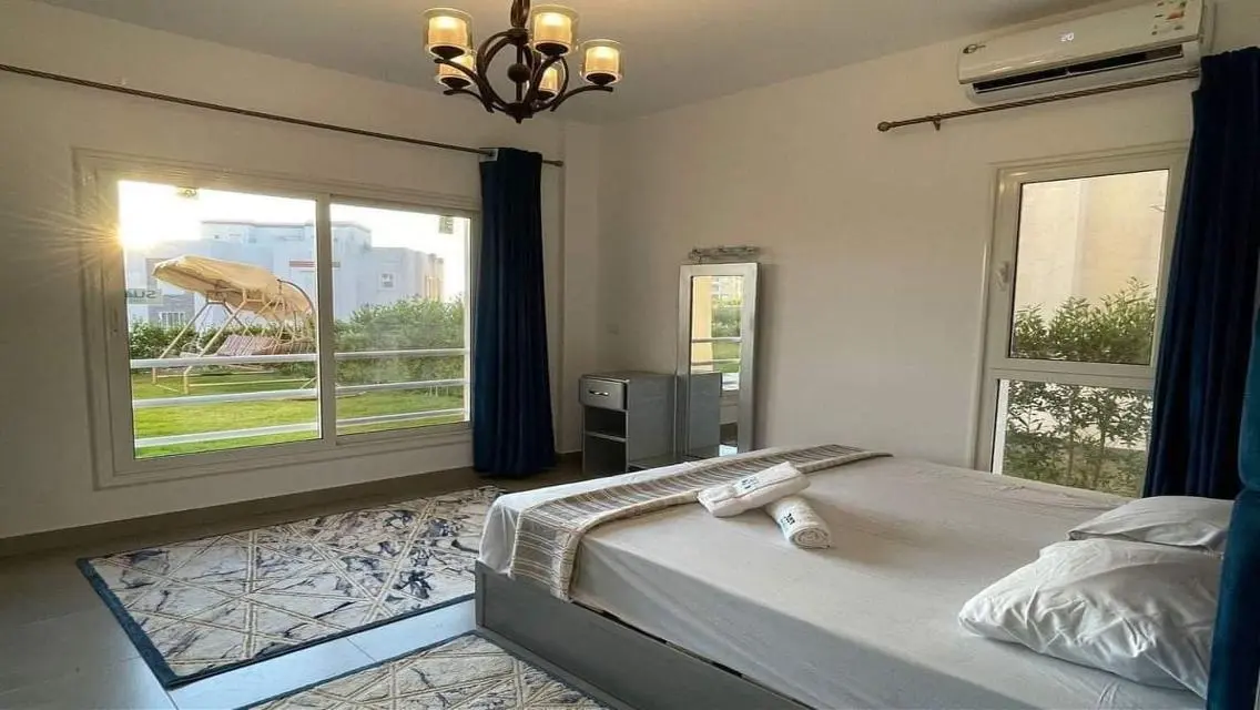 Luxury Apartment Overlooking Lake with Exceptional Amenities