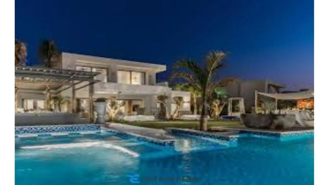 Luxurious Villa with Private Pool and Maid Room