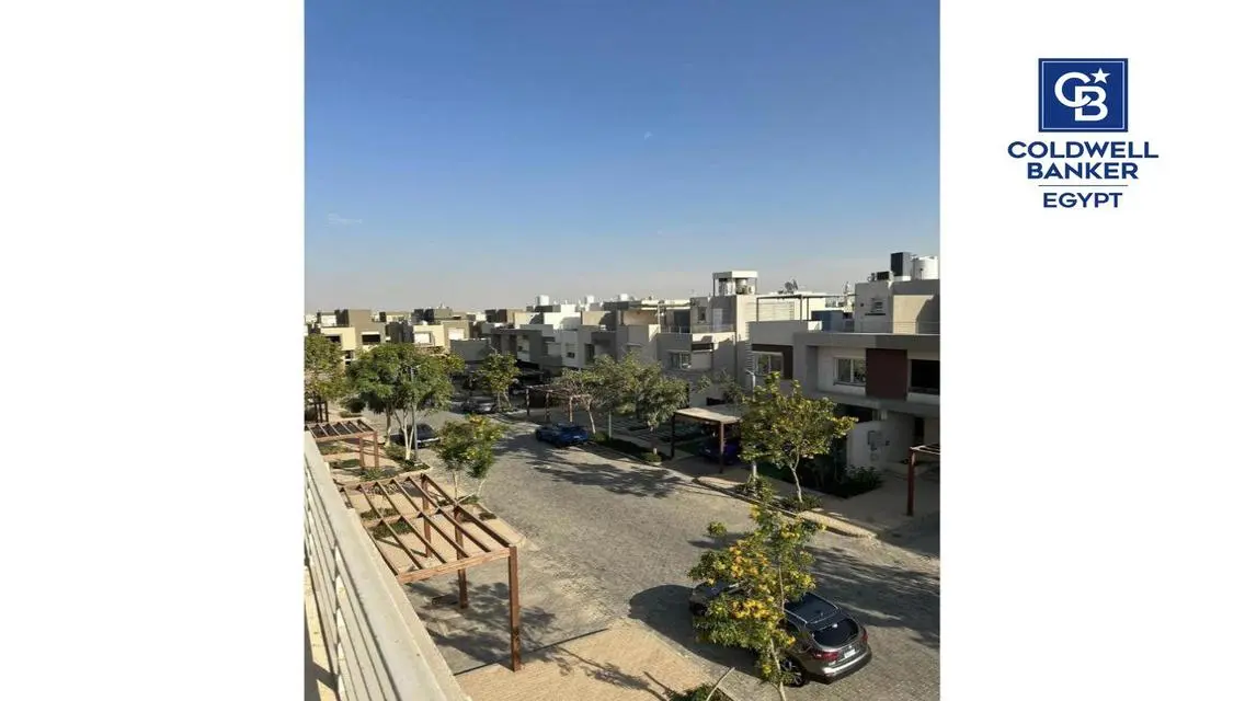 فيلا فاخرة للبيع بحديقة خاصة ومسبح مشترك