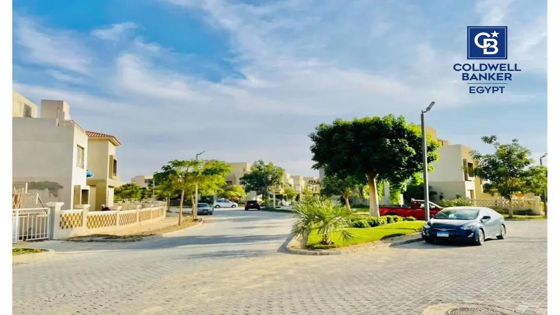فيلا فاخرة للبيع بحديقة خاصة ومسبح مشترك