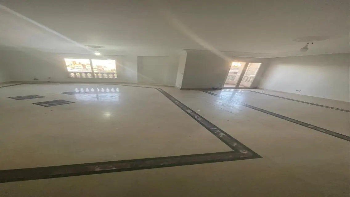 شقة فاخرة بمساحات واسعة ومرافق متكاملة