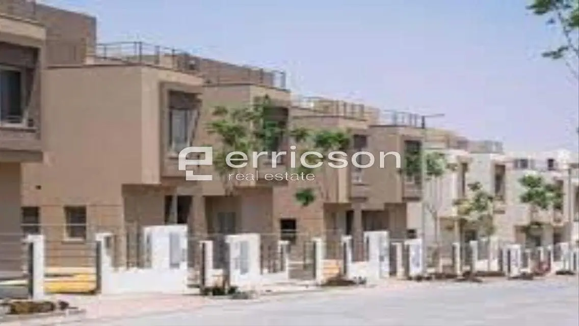 شقة فاخرة للبيع overlooking البحيرات