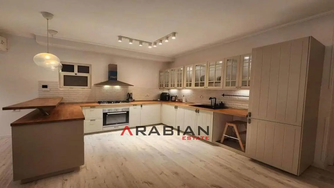 Luxury Apartment Featuring Stunning Views in a Prime Location