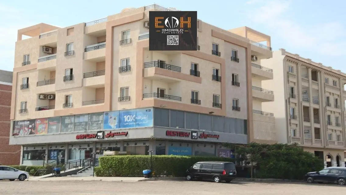 فيلا فاخرة مع حديقة خاصة ومسبح مشترك