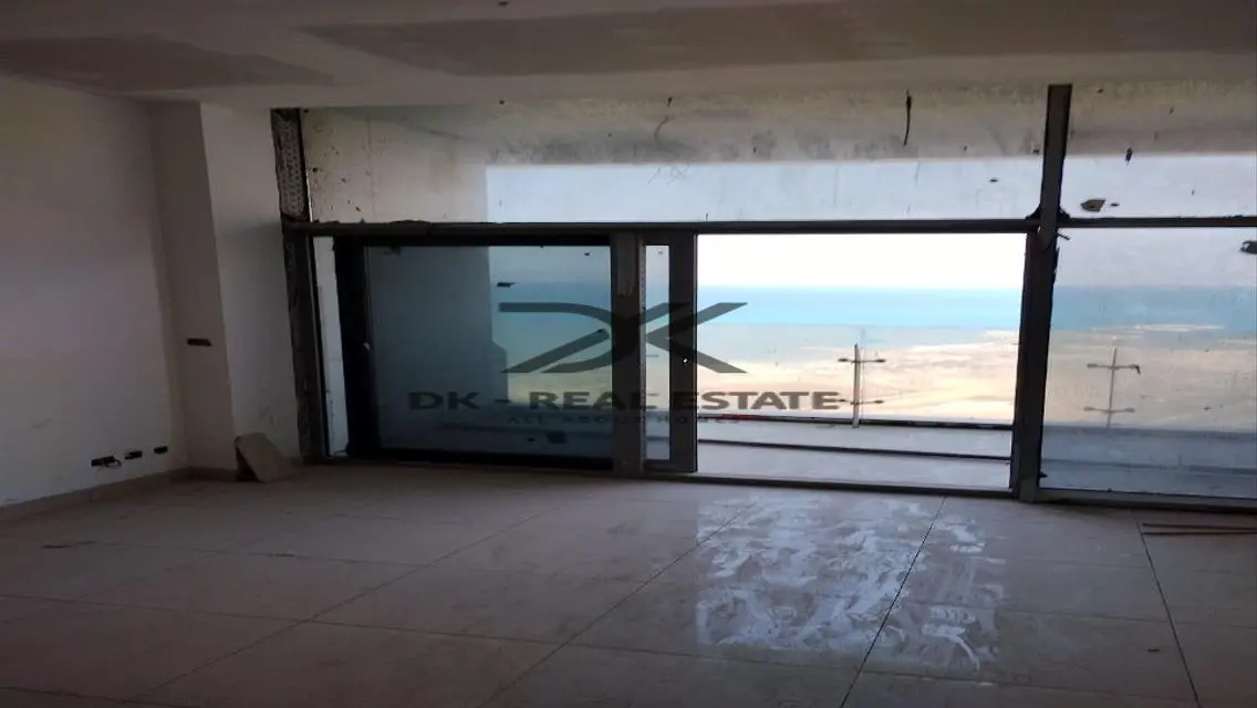 Luxury Apartment with Lake View