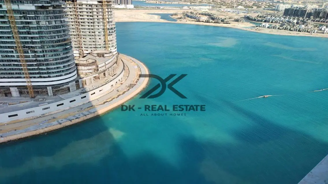 Luxury Apartment with Lake View