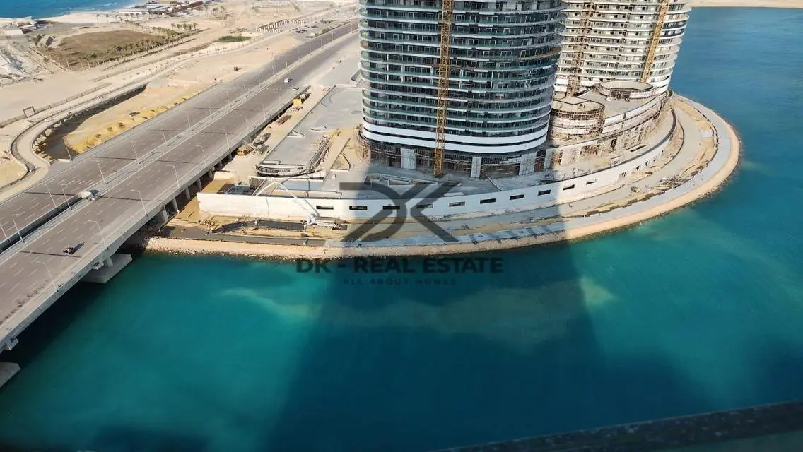 Luxury Apartment with Lake View