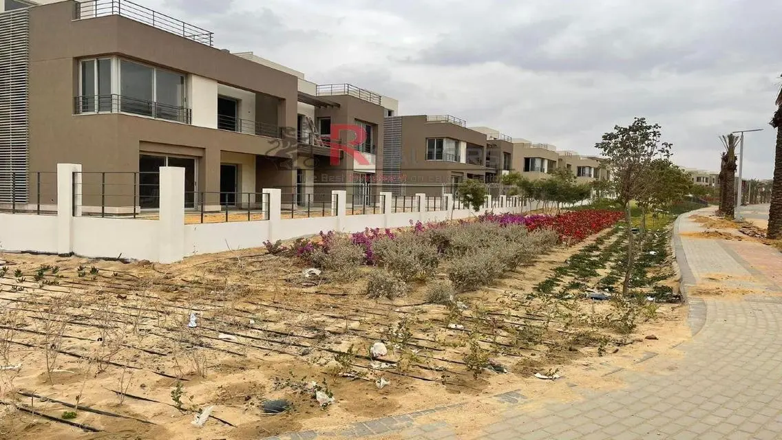 شقة فاخرة بمساحة كبيرة للبيع مع شرفة وحارس أمن