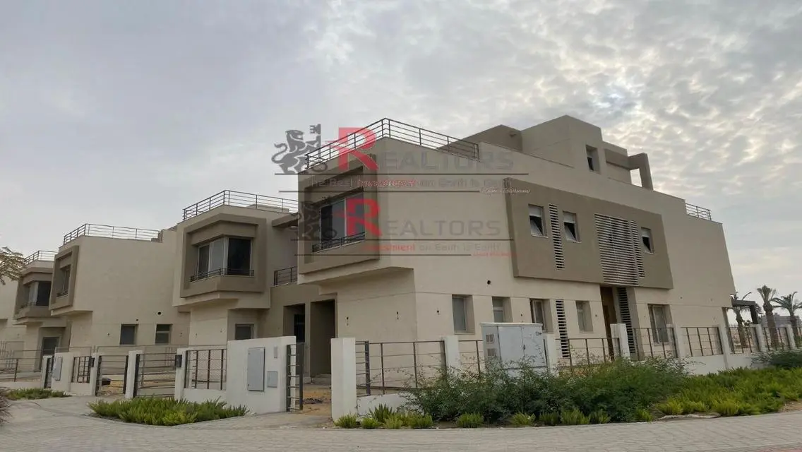 شقة فاخرة بمساحة كبيرة للبيع مع شرفة وحارس أمن