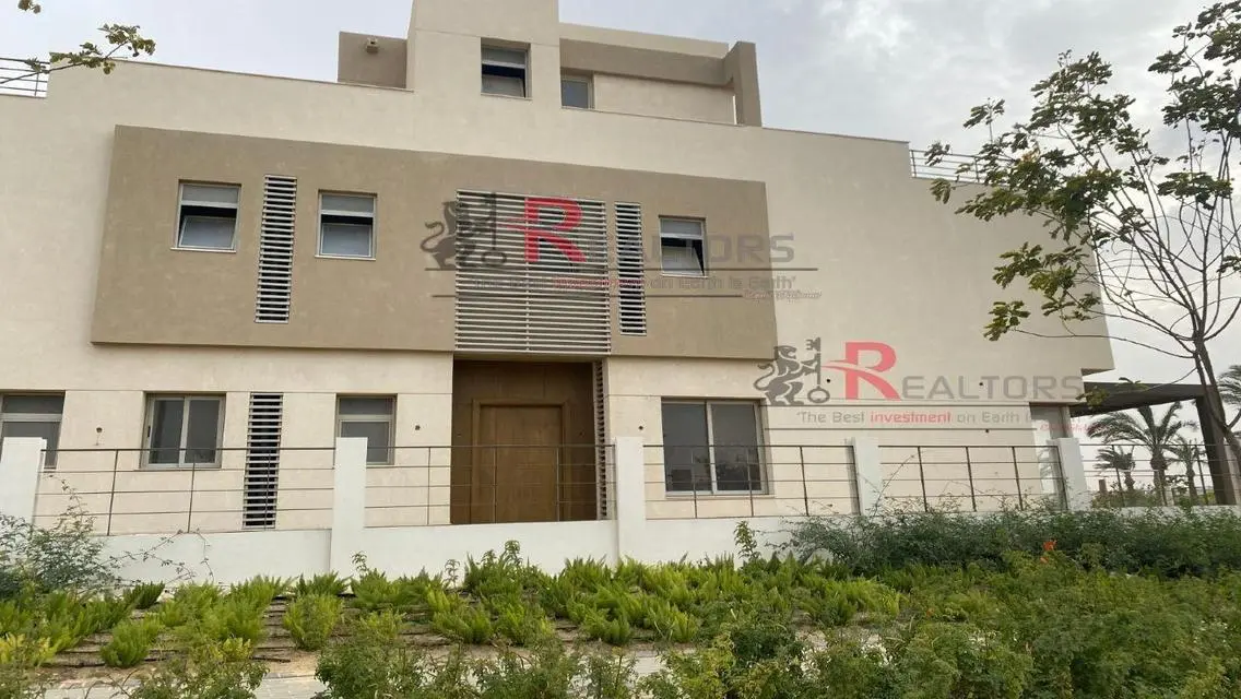شقة فاخرة بمساحة كبيرة للبيع مع شرفة وحارس أمن