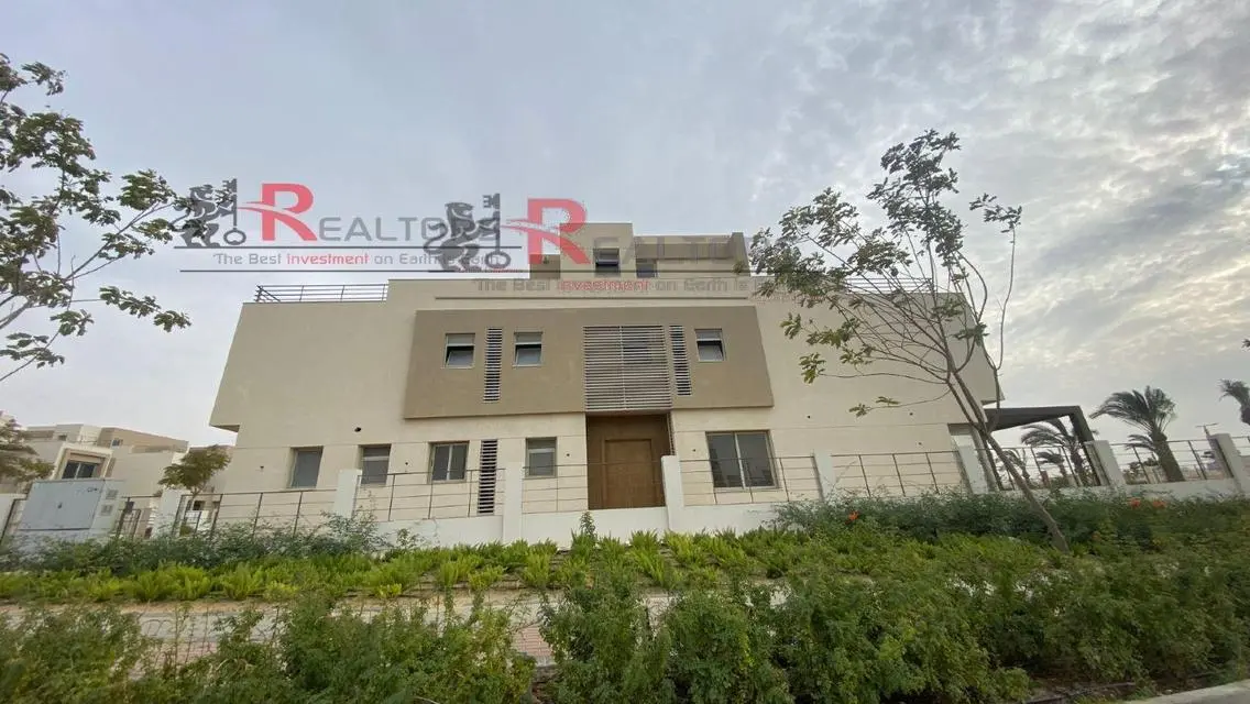 شقة فاخرة بمساحة كبيرة للبيع مع شرفة وحارس أمن