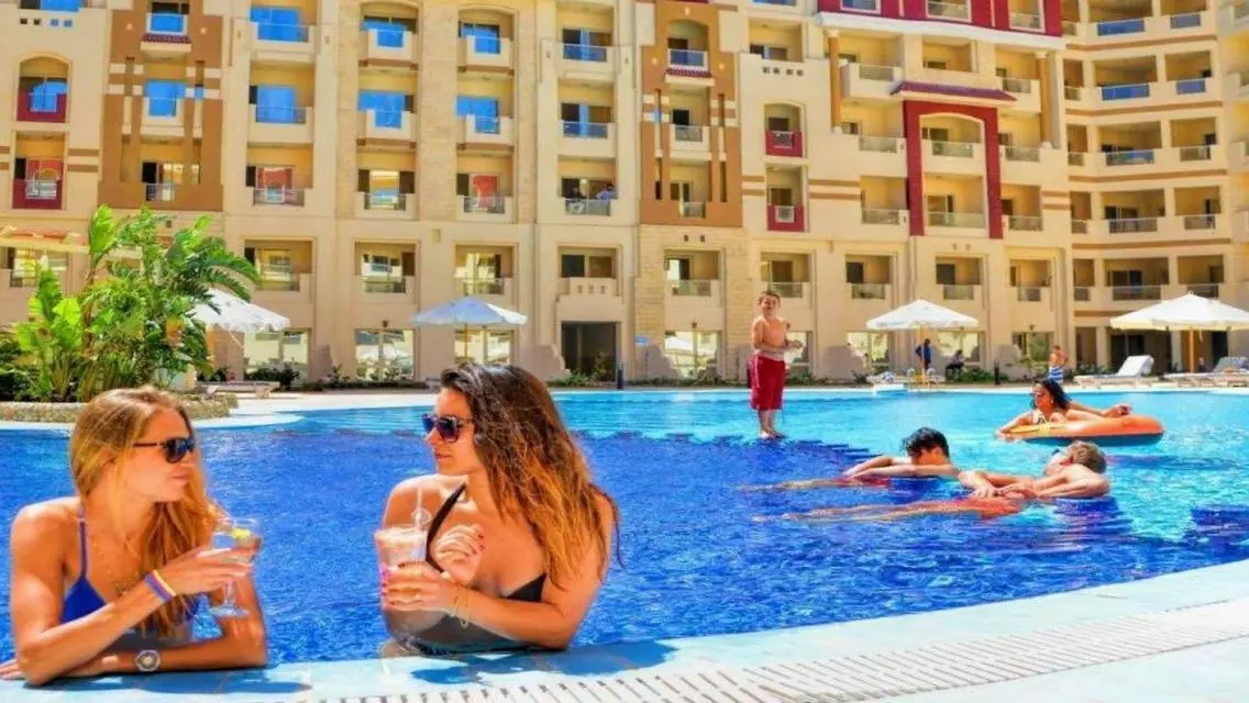 شقة فاخرة ببحيرة مع إطلالات مميزة