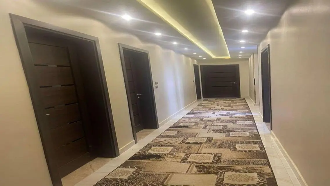 شقة فاخرة مكونة من غرفتين في قلب المدينة