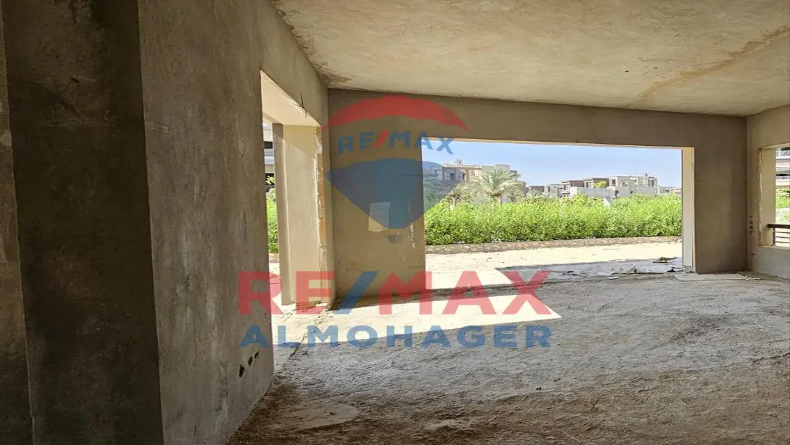 شقة فاخرة مع حديقة خاصة وإطلالة رائعة