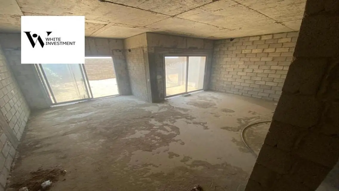Luxurious Apartment for Sale Overlooking Lakes in a Prime Location