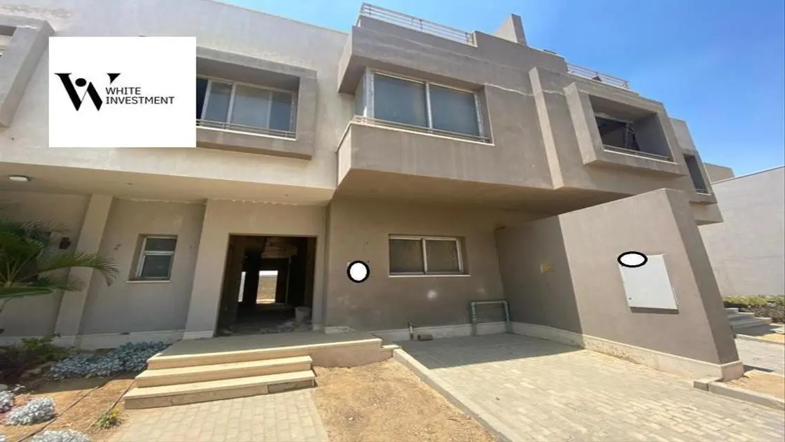 Luxurious Apartment for Sale Overlooking Lakes in a Prime Location
