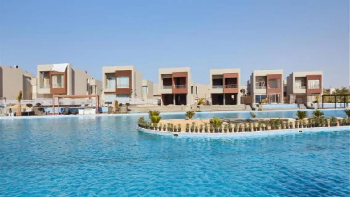 Luxurious and Stunning: 6-Bedroom Apartment with Lake View