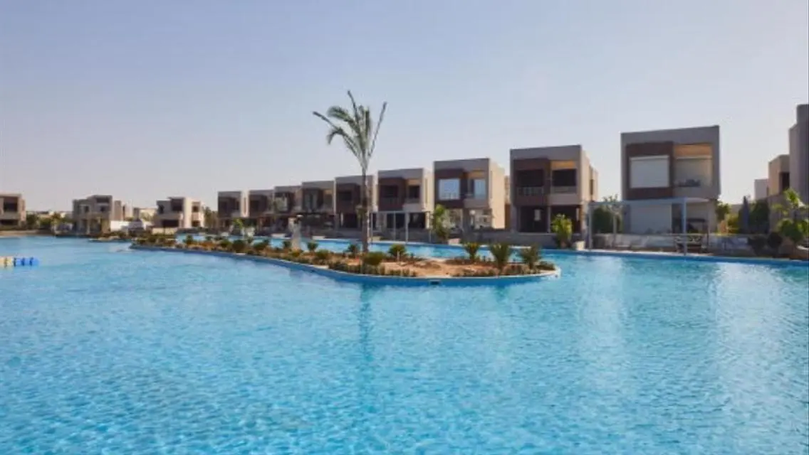 Luxurious and Stunning: 6-Bedroom Apartment with Lake View