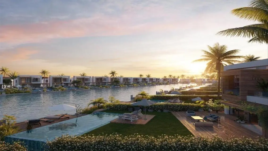 Luxurious and Stunning: 6-Bedroom Apartment with Lake View