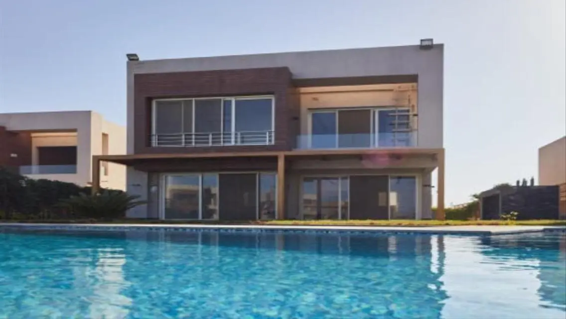 Luxurious and Stunning: 6-Bedroom Apartment with Lake View