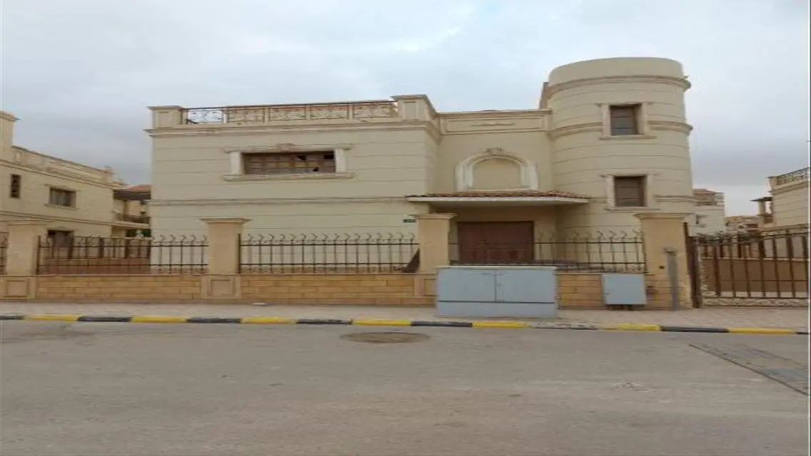 فاخرة تتكون من 6 غرف وبحيرات خاصة