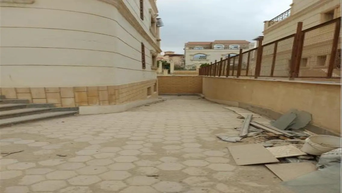 فاخرة تتكون من 6 غرف وبحيرات خاصة