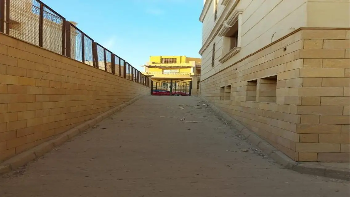فاخرة تتكون من 6 غرف وبحيرات خاصة