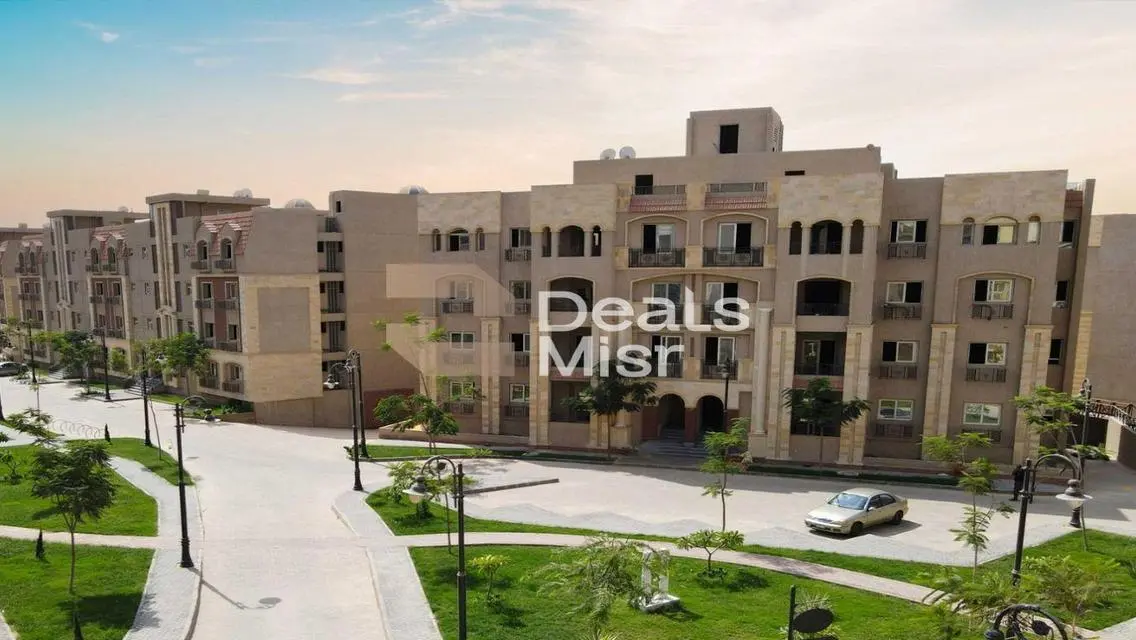Luxury Apartment with Spacious Layout and Lake View