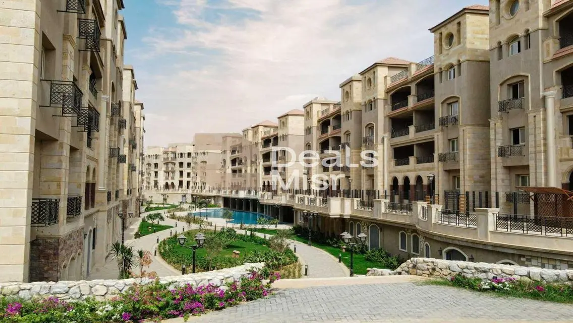 Luxury Apartment with Spacious Layout and Lake View
